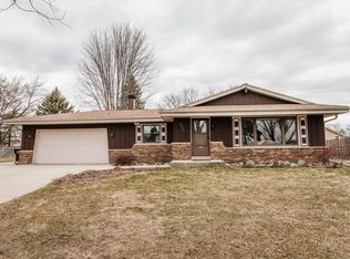 3240 W Southwood Dr, Franklin, WI 53132