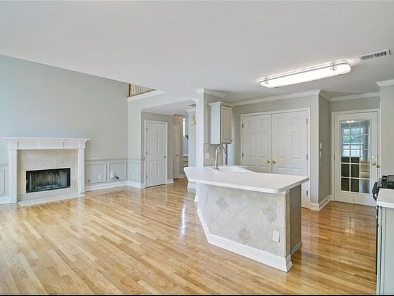 5th image of 542 Parkstone Ln