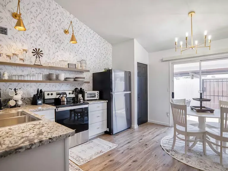 8902 W Loma Ln — Photo 4