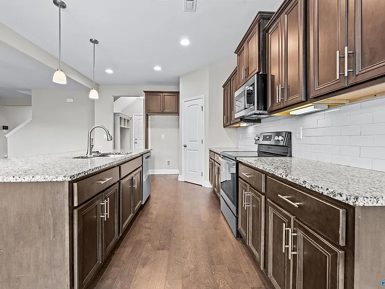 104 Erskin Parcus Dr — Photo 15