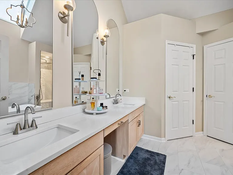 142 N Dixon Dr — Photo 6
