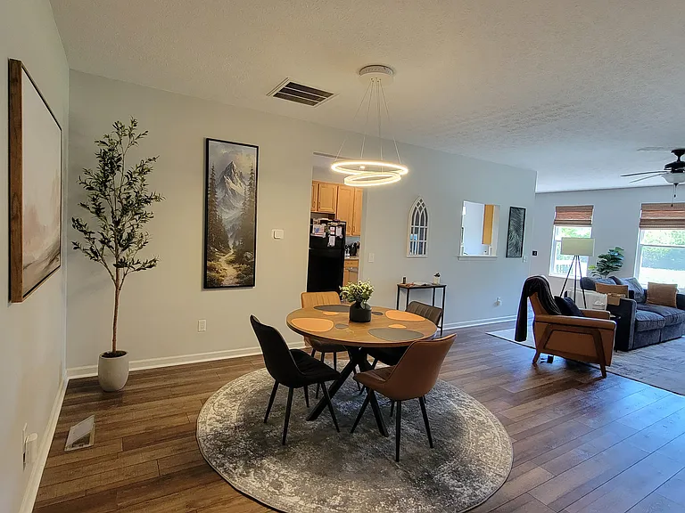 Dining/living area with dimmable accent lighting