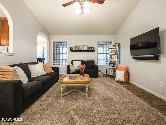 4th image of 1606 Pleasant Valley Dr