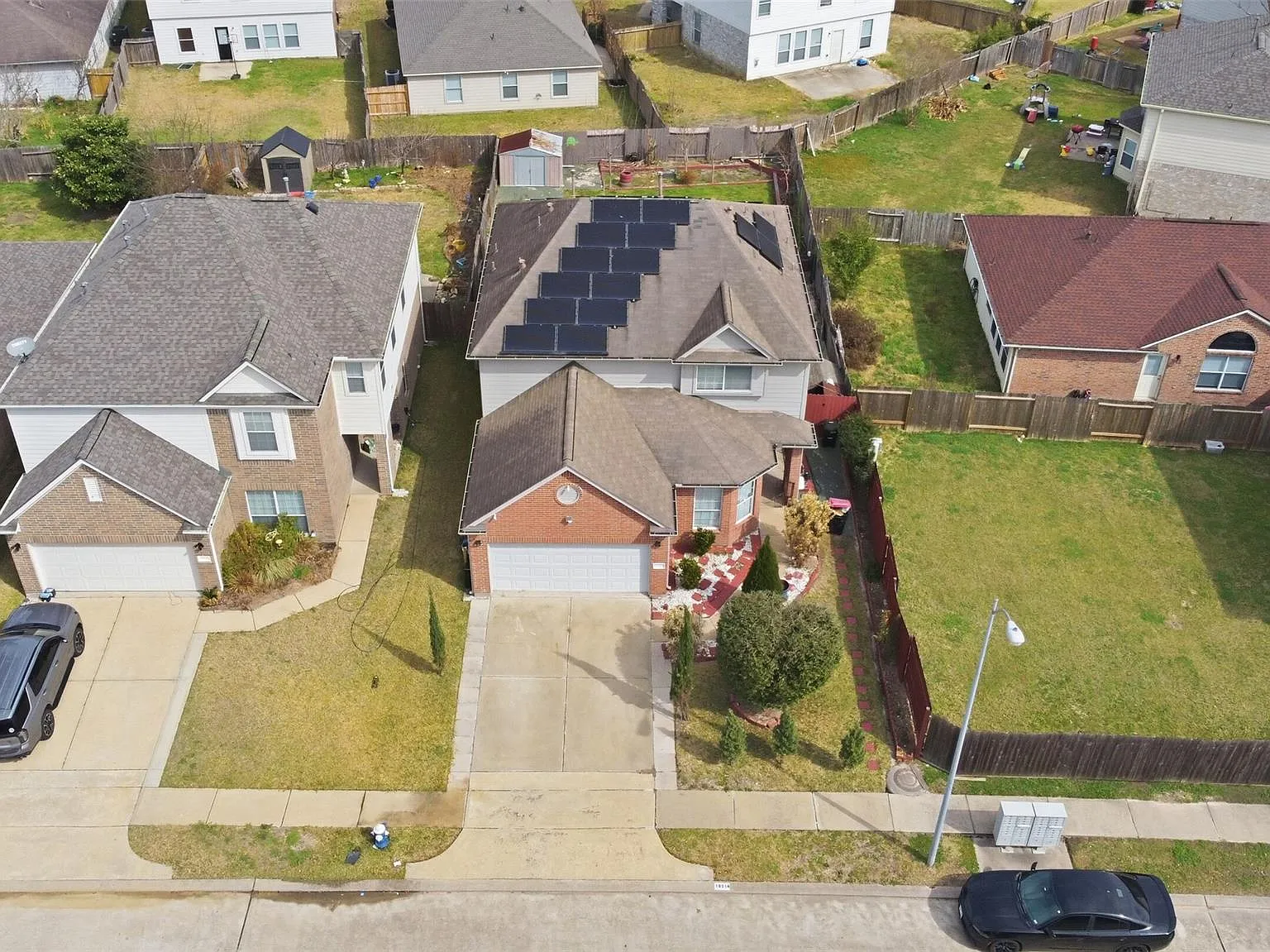 4 bed, 2.5 bath, 2399 sqft, $2,000 — Photo 2