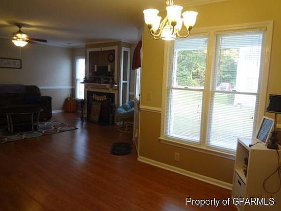 3rd image of 122-A Victoria Court W