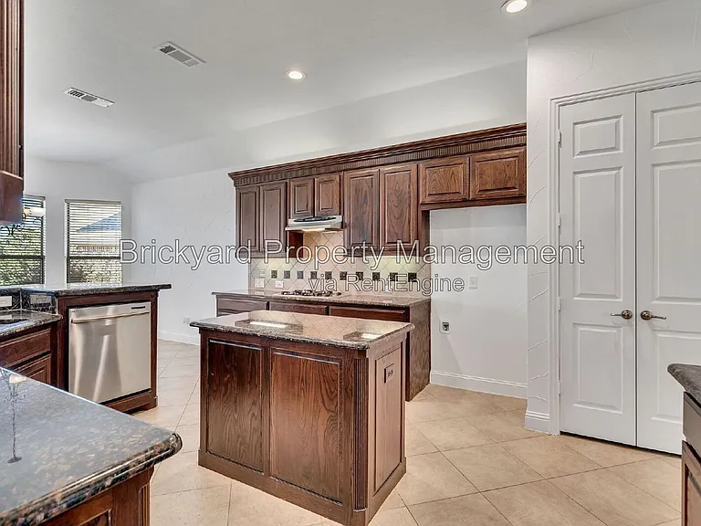 350 Pine Valley Dr — Photo 26