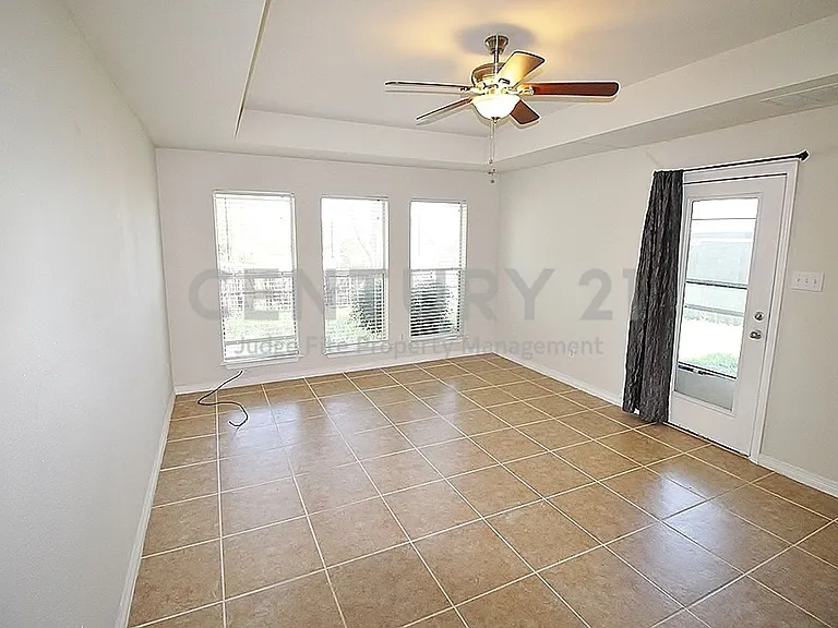 809 Foxwood Ln — Photo 13