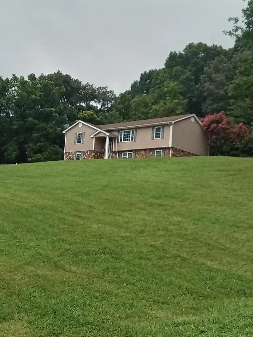 SFH located in Goode — Photo 1