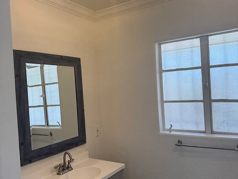 701 W Lewis Ave — Photo 10