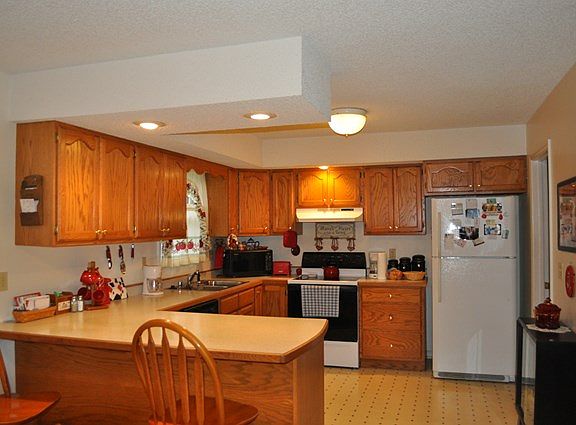 3rd image of 643 Sherwood Pl