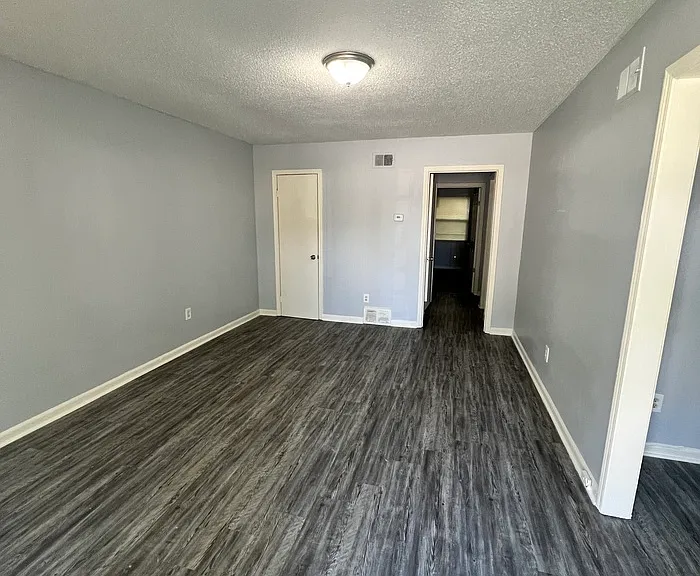 2901 Elbert Dr — Photo 2
