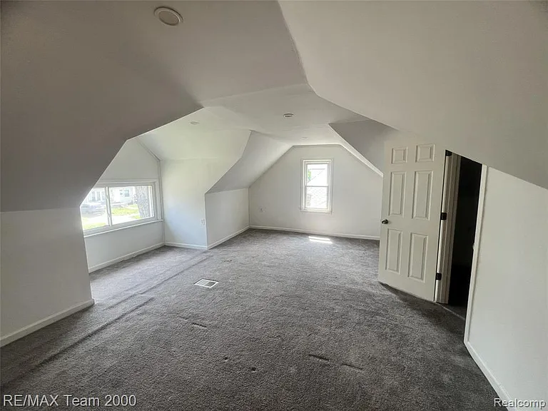 6895 Grandville Ave — Photo 16