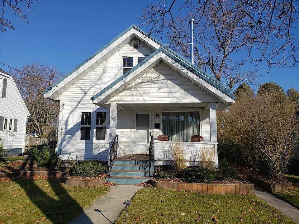 Vinyl sided: Metal roof