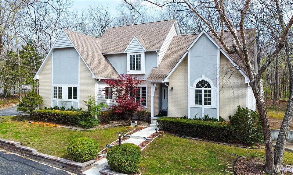1st image of 900 Country Ln