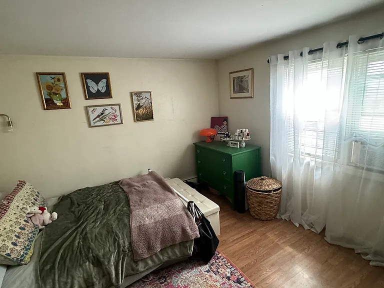 228 W 9th St #1R — Photo 6