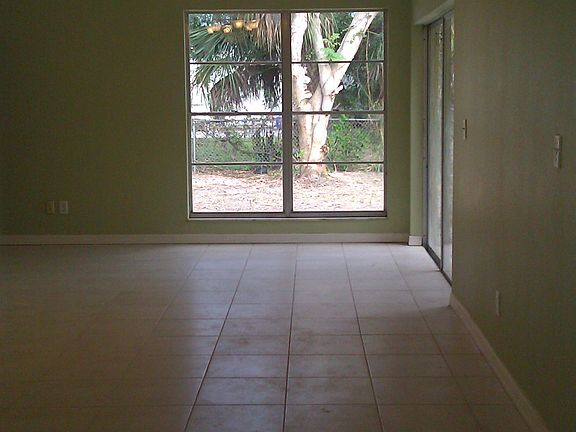 4th image of 806 Friendly St
