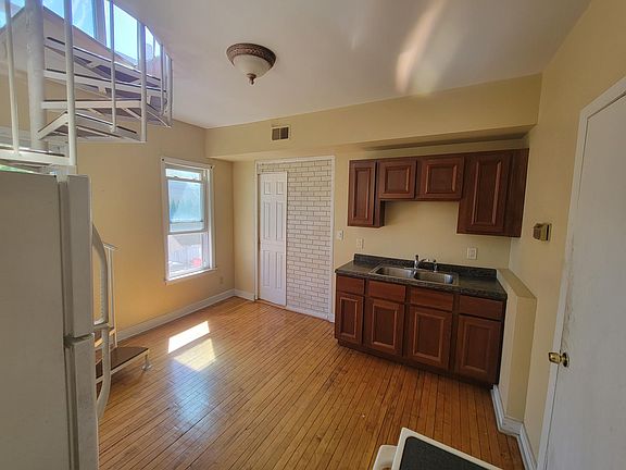 Dine in kitchen