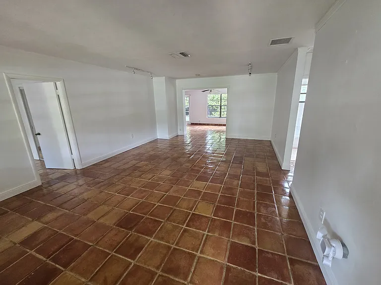 8025 SW 63rd Pl — Photo 4