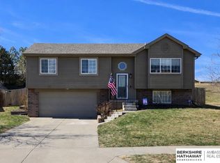 504 Charleston Dr, Papillion, NE 68133