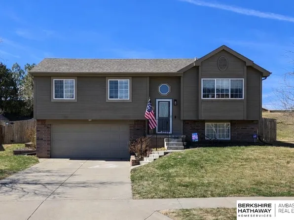 504 Charleston Dr, Papillion, NE 68133