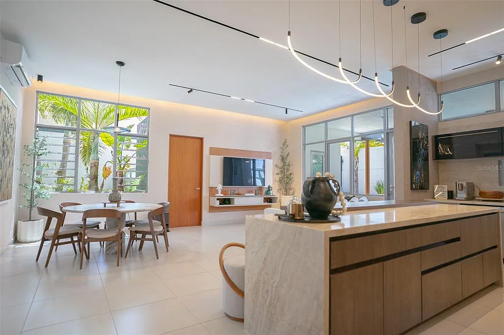 4 bed, 2.5 bath, 2350 sqft, $5,000 — Photo 4