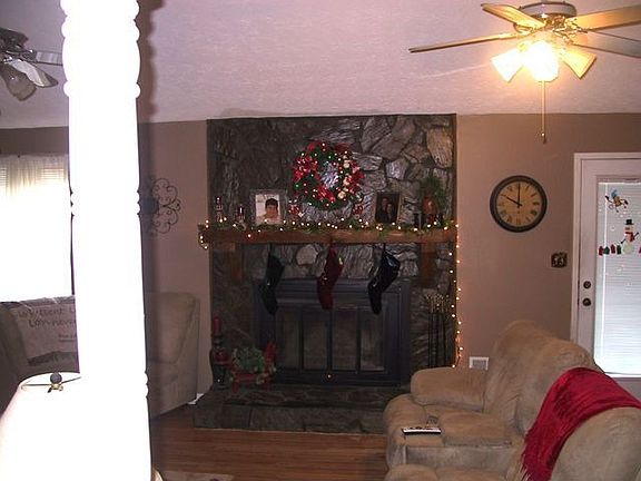 4th image of 245 Marilyn Dr E