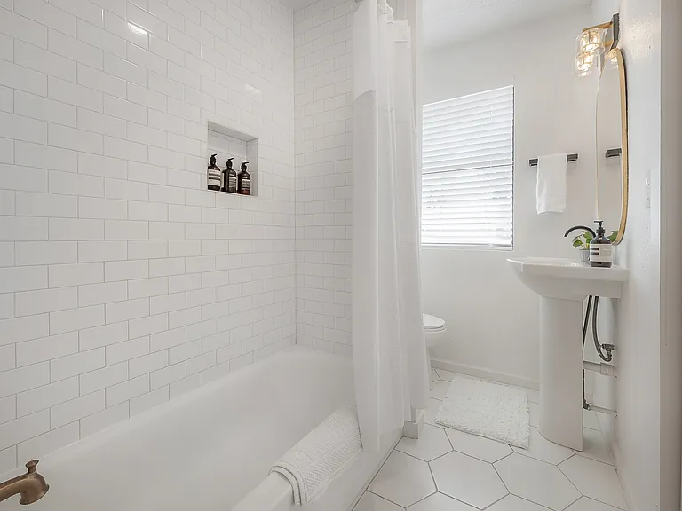 317 W Curtis St — Photo 32
