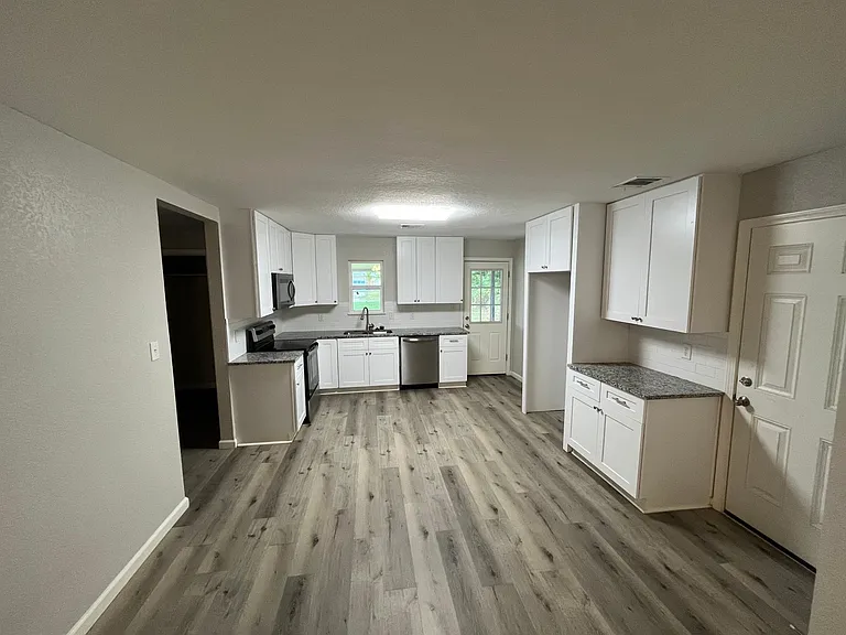 807 W 7th St — Photo 3