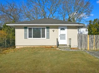 69 Pinewood Dr, Shirley, NY 11967