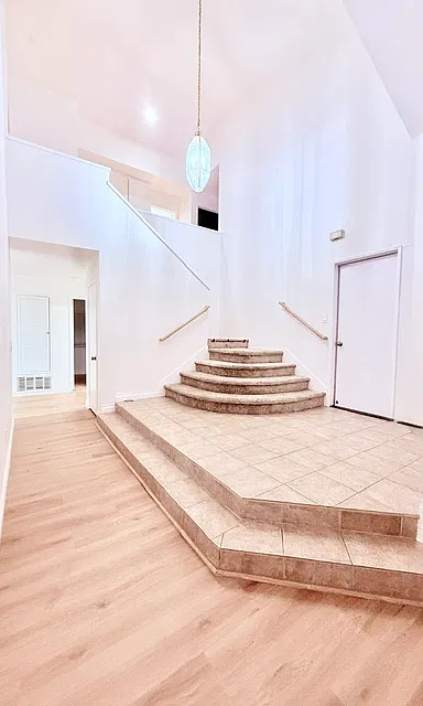 4 bed, 2161 sqft, $5,200 — Photo 3
