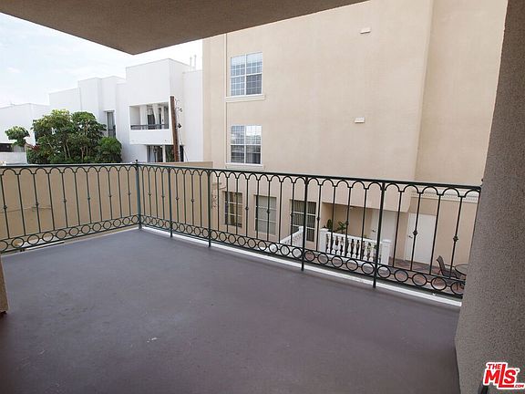 4th image of 930 N Doheny Dr APT 202