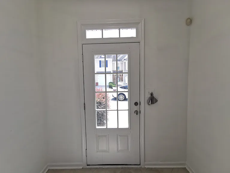2073 Executive Dr — Photo 3