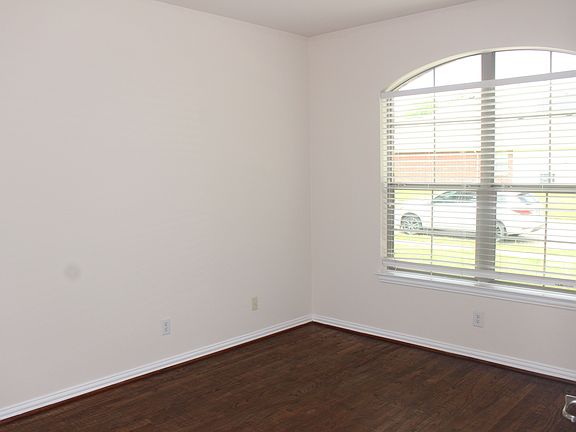 5th image of 906 Meadow Flower Ln