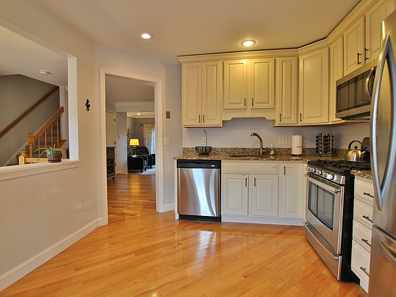 Eat-in kitchen, stainless