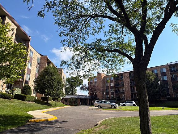 2nd image of 502 W Huntington Commons Rd APT 434
