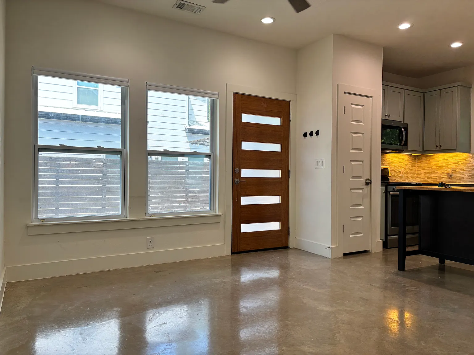 1003 Linden St — Photo 4