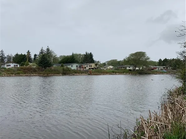 713 Copalis Ave NE, Ocean Shores, WA 98569
