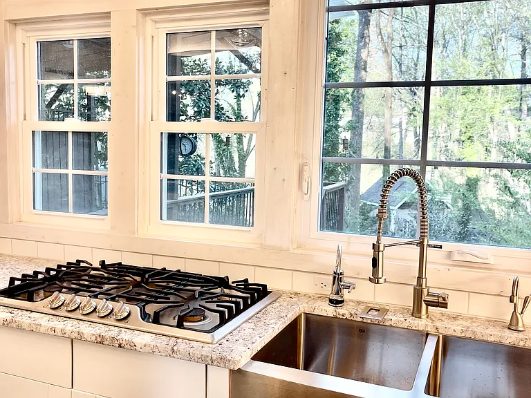 915 Woodlawn Dr NE — Photo 12