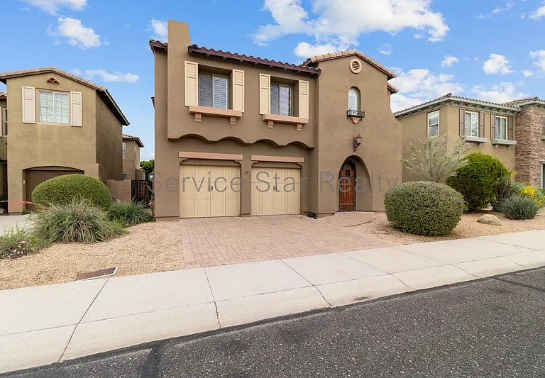 3724 E Robin Ln — Photo 1
