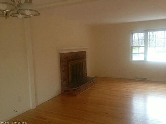 3rd image of 32 Woodside Dr