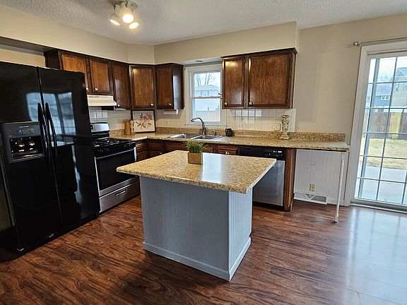 Large Kitchen with Appliances and Island