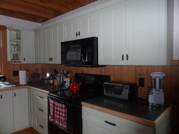 Spacious kitchen with dishwasher