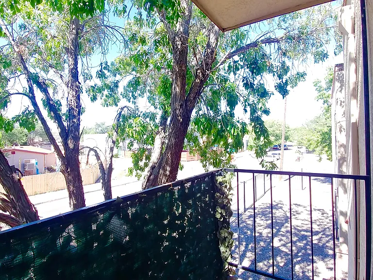 Updated Downtown 1 Bed w/ free WIFI & Gated Parking — Photo 7