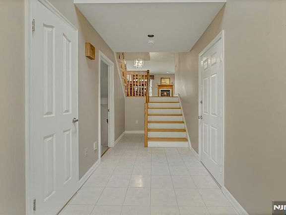 4th image of 291 Vista View