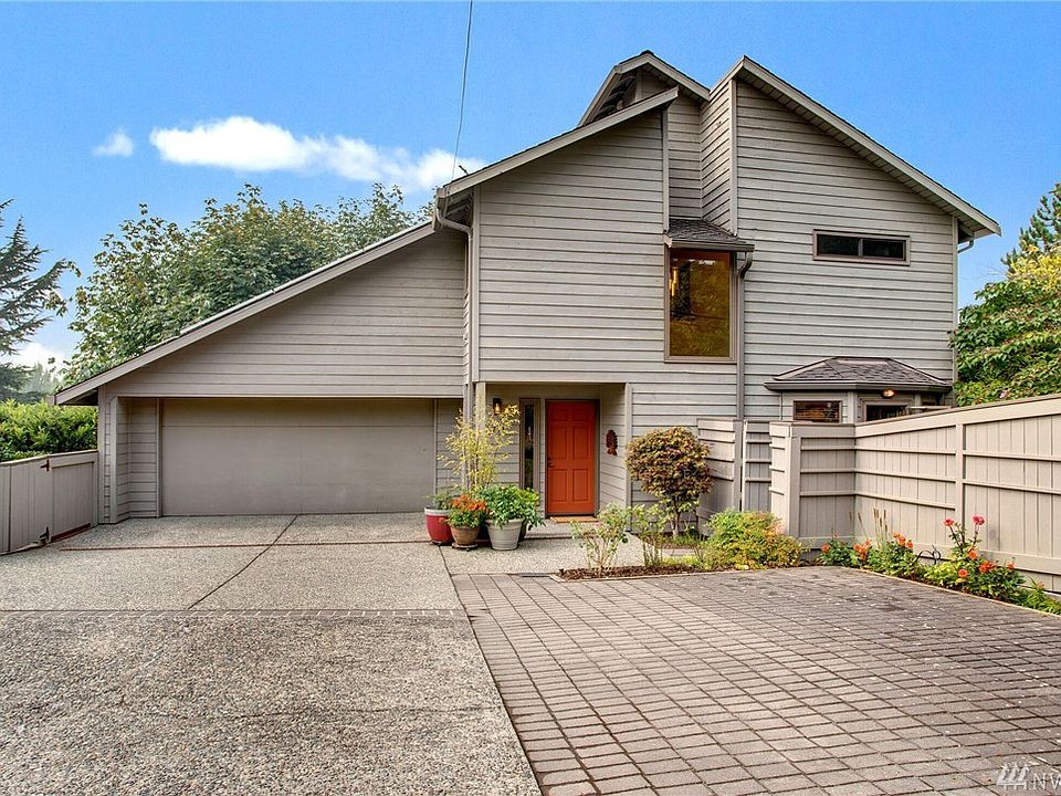 Local builder Chappelle built home on convenient north end. Plenty of parking!