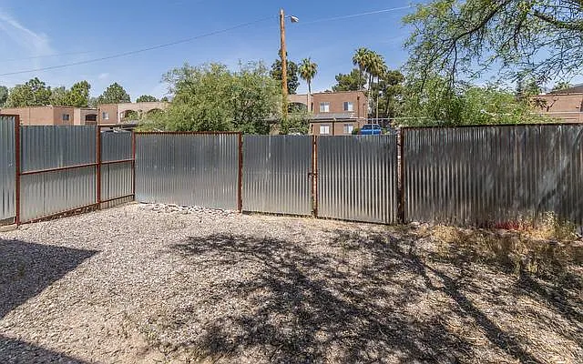 1317 E Hedrick Dr — Photo 5