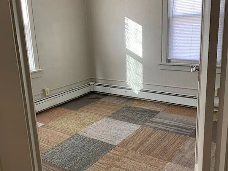 421 University Ave W — Photo 13