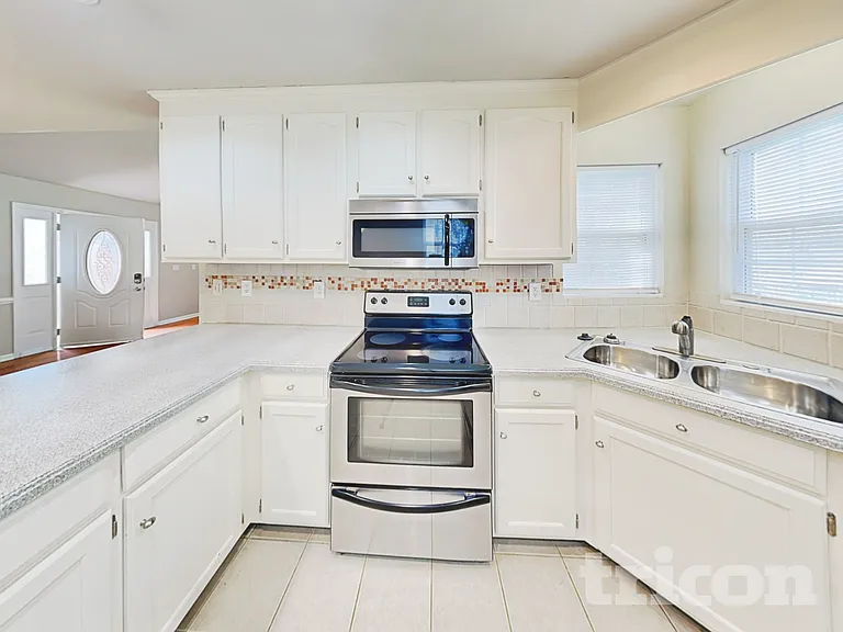 4904 Valley Trail Ct — Photo 5