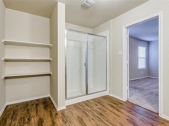 4th image of 403 Hawthorn Dr