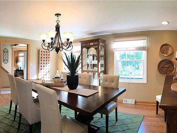 5th image of 140 Hickory Hill Dr